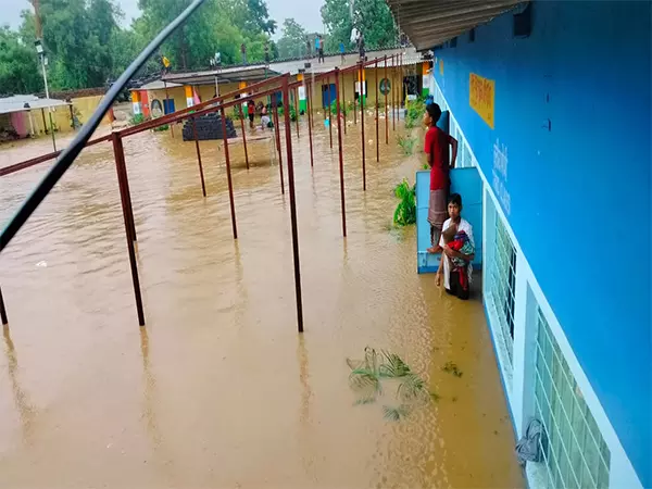 Jamshedpur में बाढ़ग्रस्त स्कूल से 162 बच्चों को बचाया गया Jamshedpur में बाढ़ग्रस्त स्कूल से 162 बच्चों को बचाया गया