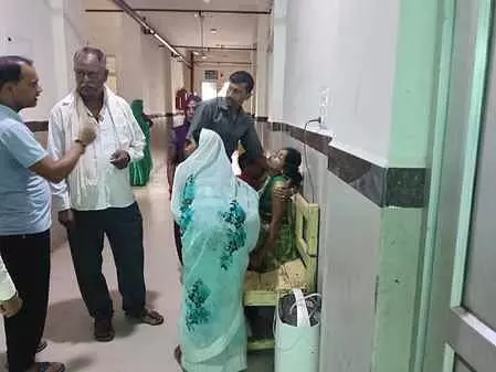 ऑक्सीजन न मिलने पर गई मरीज की जान, ग्रामीणों ने किया विरोध प्रदर्शन ऑक्सीजन न मिलने पर गई मरीज की जान, ग्रामीणों ने किया विरोध प्रदर्शन