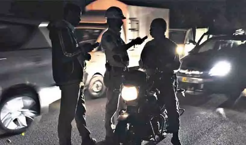Hyderabad: शराब पीकर गाड़ी चलाने वालों की जांच के दौरान 454 वाहन चालक पकड़े गए Hyderabad: शराब पीकर गाड़ी चलाने वालों की जांच के दौरान 454 वाहन चालक पकड़े गए
