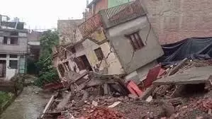 Dehradun : बारिश ने मचाया कहर, कारगी ग्रांट में दो मकान जमींदोज Dehradun : बारिश ने मचाया कहर, कारगी ग्रांट में दो मकान जमींदोज