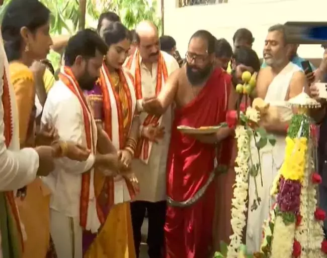 Vijayawada : हैदराबाद से विजयवाड़ा दुर्गम्मा तक महाकाली बोनम की पेशकश Vijayawada : हैदराबाद से विजयवाड़ा दुर्गम्मा तक महाकाली बोनम की पेशकश