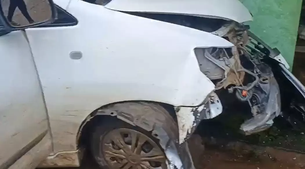 स्पीड दौड़ा रहे चालक ने घर में घुसा दी कार, 4 लोग घायल स्पीड दौड़ा रहे चालक ने घर में घुसा दी कार, 4 लोग घायल