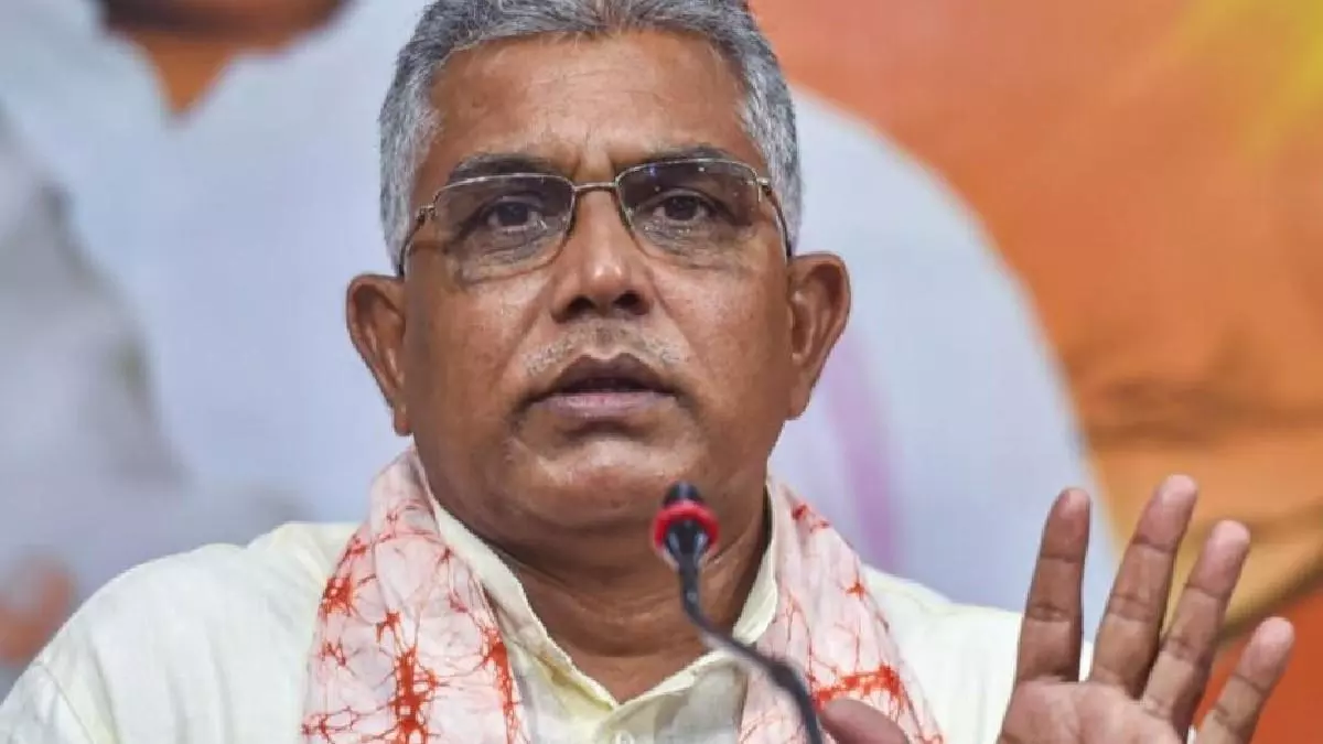 Bengal में बेटियों की सुरक्षा पर सवाल, दिलीप घोष का विवादित बयान Bengal में बेटियों की सुरक्षा पर सवाल, दिलीप घोष का विवादित बयान