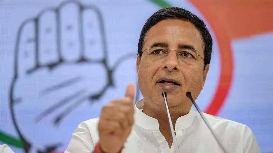 Karnataka में असंतोष और कैबिनेट फेरबदल की चर्चा के बीच कांग्रेस विधायकों से मिलेंगे सुरजेवाला Karnataka में असंतोष और कैबिनेट फेरबदल की चर्चा के बीच कांग्रेस विधायकों से मिलेंगे सुरजेवाला