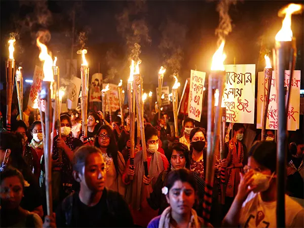 Bangladesh में हिंदू महिला से दुष्कर्म, 5 आरोपी गिरफ्तार Bangladesh में हिंदू महिला से दुष्कर्म, 5 आरोपी गिरफ्तार