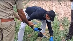 मां की ममता से वंचित हुई नन्ही बच्ची, जन्म के बाद फेंका गया बाहर मां की ममता से वंचित हुई नन्ही बच्ची, जन्म के बाद फेंका गया बाहर