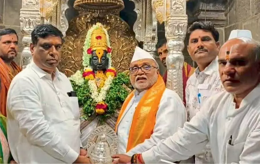 आषाढ़ी एकादशी से पहले मुस्लिम व्यक्ति ने भगवान विट्ठल को दान किया ₹1 लाख का चांदी का मुकुट आषाढ़ी एकादशी से पहले मुस्लिम व्यक्ति ने भगवान विट्ठल को दान किया ₹1 लाख का चांदी का मुकुट