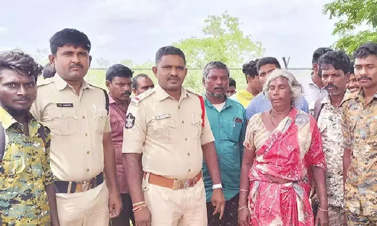 Andhra: श्रीशैलम के जंगल में लापता हुई महिला को बचाया गया Andhra: श्रीशैलम के जंगल में लापता हुई महिला को बचाया गया