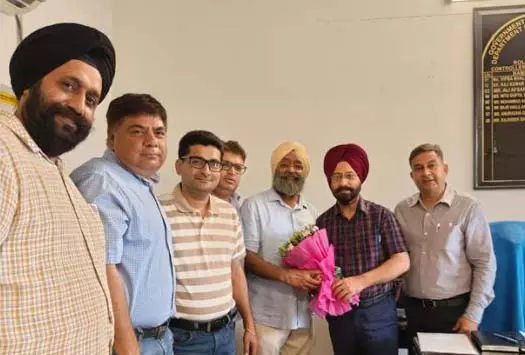 Jammu: पेट्रोलियम डीलरों ने विधिक माप-पद्धति नियंत्रक से मुलाकात की Jammu: पेट्रोलियम डीलरों ने विधिक माप-पद्धति नियंत्रक से मुलाकात की