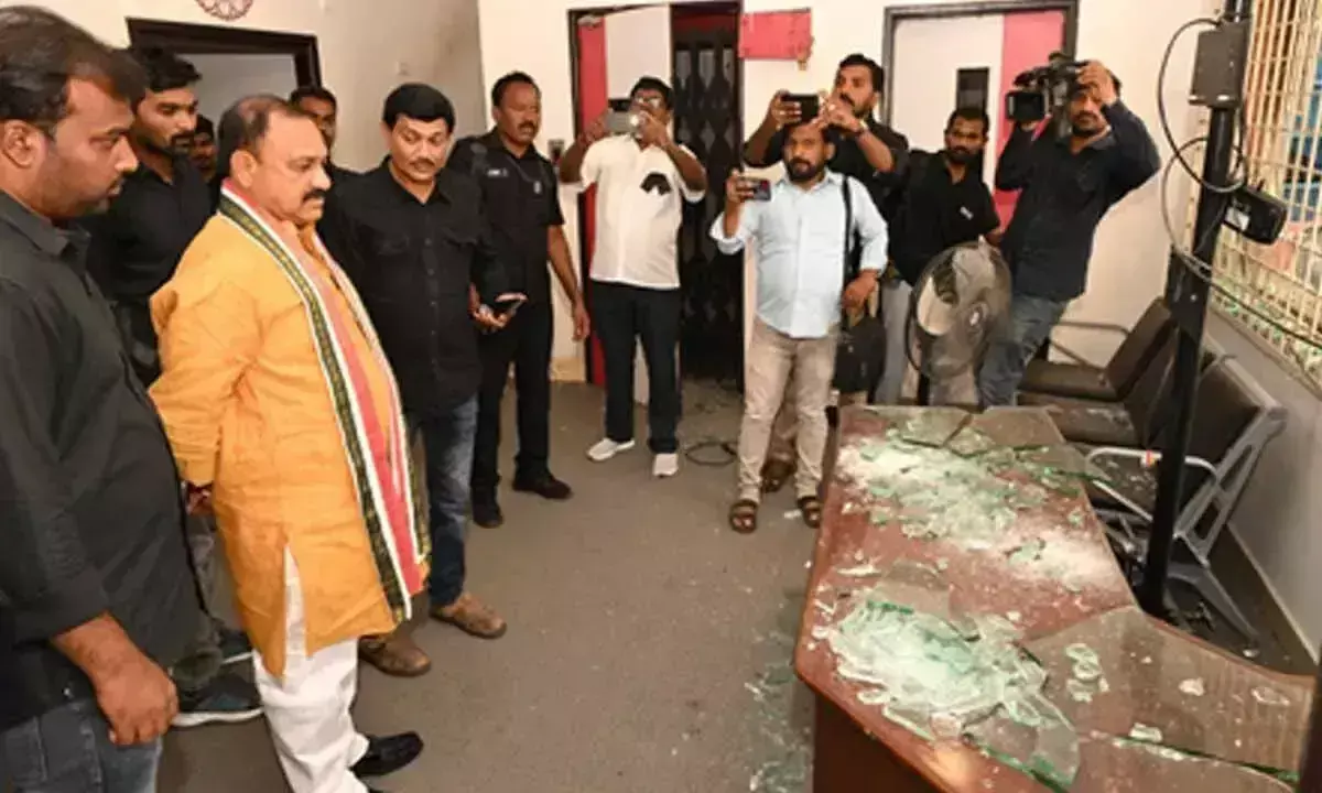 तेलुगु समाचार चैनल के कार्यालय पर हमले के लिए BRS नेताओं पर मामला दर्ज तेलुगु समाचार चैनल के कार्यालय पर हमले के लिए BRS नेताओं पर मामला दर्ज