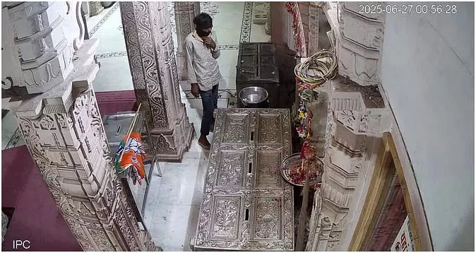 घाटा वाला माताजी मंदिर में चोरी का प्रयास, पूरी घटना कैमरे में कैद घाटा वाला माताजी मंदिर में चोरी का प्रयास, पूरी घटना कैमरे में कैद