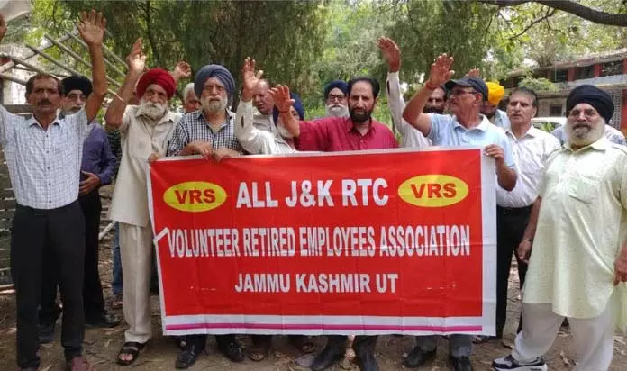 VRS दिए जाने पर RTC कर्मचारियों ने किया प्रदर्शन VRS दिए जाने पर RTC कर्मचारियों ने किया प्रदर्शन