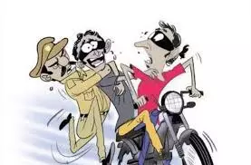 Noida: स्नैचर सुमित गिरफ्तार, बाइक-चाकू और मोबाइल जब्त Noida: स्नैचर सुमित गिरफ्तार, बाइक-चाकू और मोबाइल जब्त