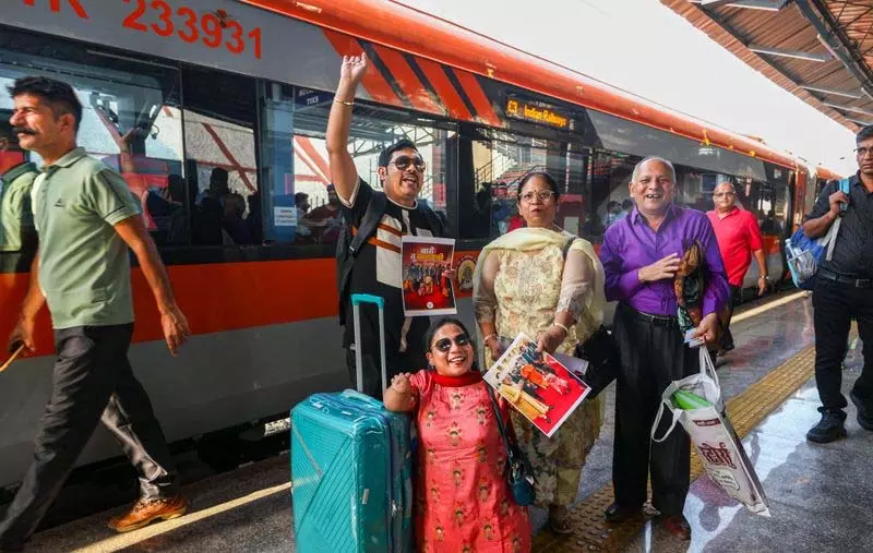 Jammu: कटरा-श्रीनगर मार्ग पर वंदे भारत ट्रेनों को जबरदस्त प्रतिक्रिया मिली Jammu: कटरा-श्रीनगर मार्ग पर वंदे भारत ट्रेनों को जबरदस्त प्रतिक्रिया मिली