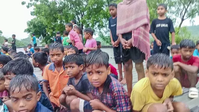 भारी बारिश से स्कूल परिसर में घुसा पानी, 162 छात्र सुरक्षित रेस्क्यू भारी बारिश से स्कूल परिसर में घुसा पानी, 162 छात्र सुरक्षित रेस्क्यू