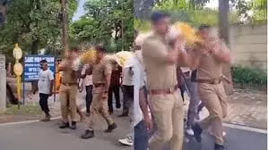 अर्थी को कंधा देते सिपाहियों का वीडियो वायरल, जांच के आदेश जारी अर्थी को कंधा देते सिपाहियों का वीडियो वायरल, जांच के आदेश जारी