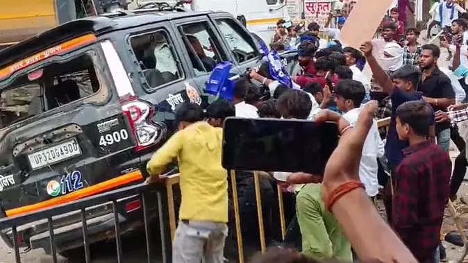 नजरबंदी के विरोध में भीम आर्मी ने किया प्रदर्शन, पुलिस के वाहन क्षतिग्रस्त नजरबंदी के विरोध में भीम आर्मी ने किया प्रदर्शन, पुलिस के वाहन क्षतिग्रस्त