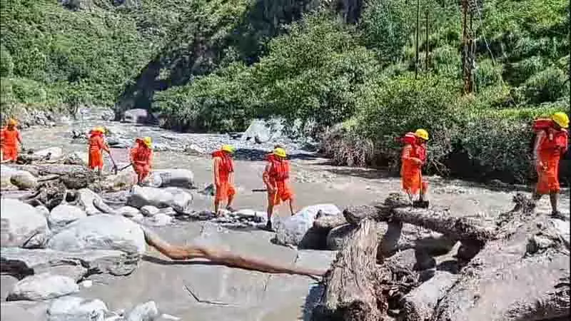 Himachal: बादल फटने से पीड़ित 15 वर्षीय किशोर का शव नदी किनारे मिला Himachal: बादल फटने से पीड़ित 15 वर्षीय किशोर का शव नदी किनारे मिला