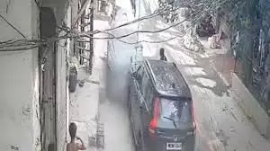 शराब के नशे में चालक की लापरवाही, हादसे में फंसा युवक और टूटी कई गाड़ियां शराब के नशे में चालक की लापरवाही, हादसे में फंसा युवक और टूटी कई गाड़ियां