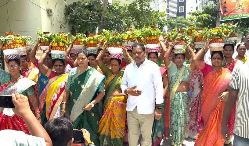उप्पल पोचम्मा माता के लिए पहला बोनम..बड़ी संख्या में महिलाएं जुटीं उप्पल पोचम्मा माता के लिए पहला बोनम..बड़ी संख्या में महिलाएं जुटीं