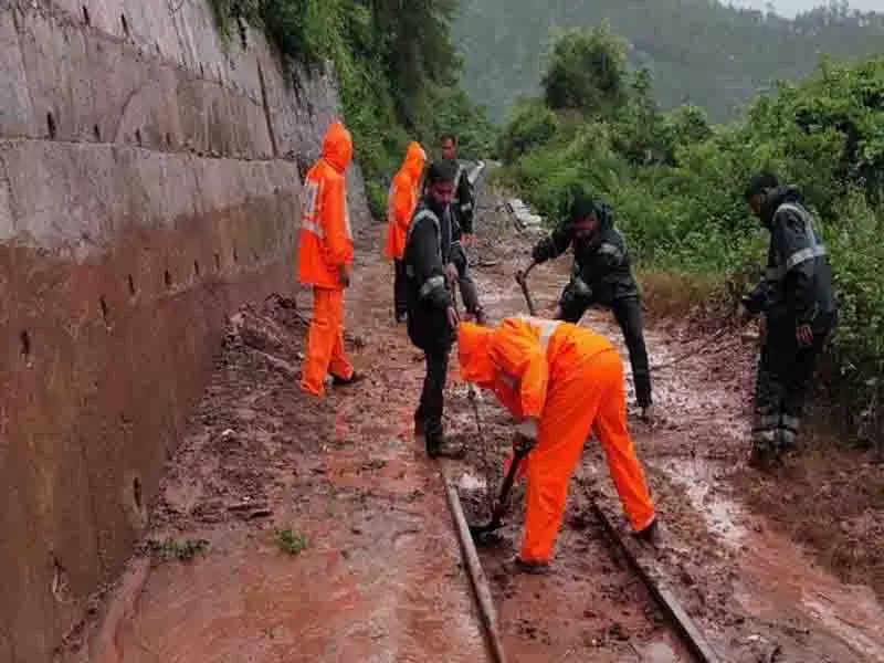 Solan के गांवों में भूस्खलन से कालका-शिमला ट्रेनें 3 घंटे विलंबित Solan के गांवों में भूस्खलन से कालका-शिमला ट्रेनें 3 घंटे विलंबित