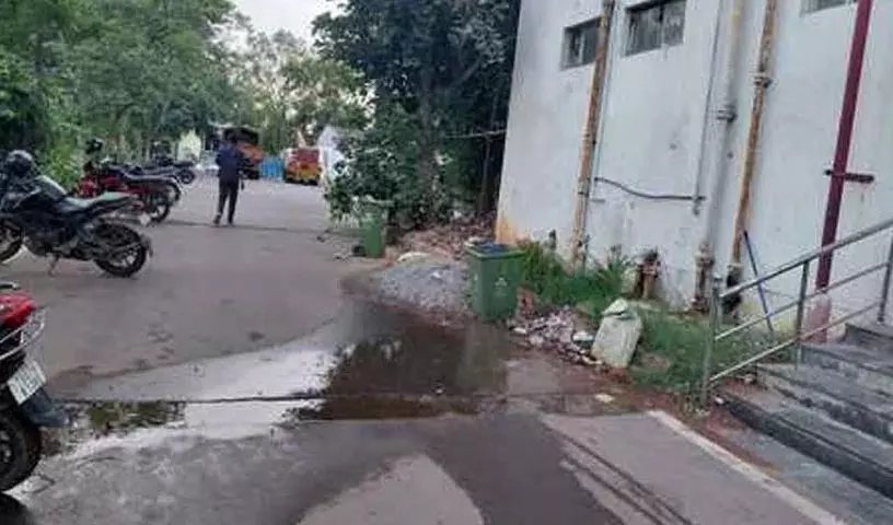 नगर निगम कार्यालय में ओवरफ्लो हो रहा सीवर का पानी.. अधिकारी कर रहे हैं अनदेखी नगर निगम कार्यालय में ओवरफ्लो हो रहा सीवर का पानी.. अधिकारी कर रहे हैं अनदेखी