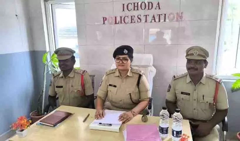 यूपी में नौकरी के इच्छुक लोगों की मदद के लिए जाली दस्तावेज बनाने के आरोप में Adilabad में तीन गिरफ्तार यूपी में नौकरी के इच्छुक लोगों की मदद के लिए जाली दस्तावेज बनाने के आरोप में Adilabad में तीन गिरफ्तार