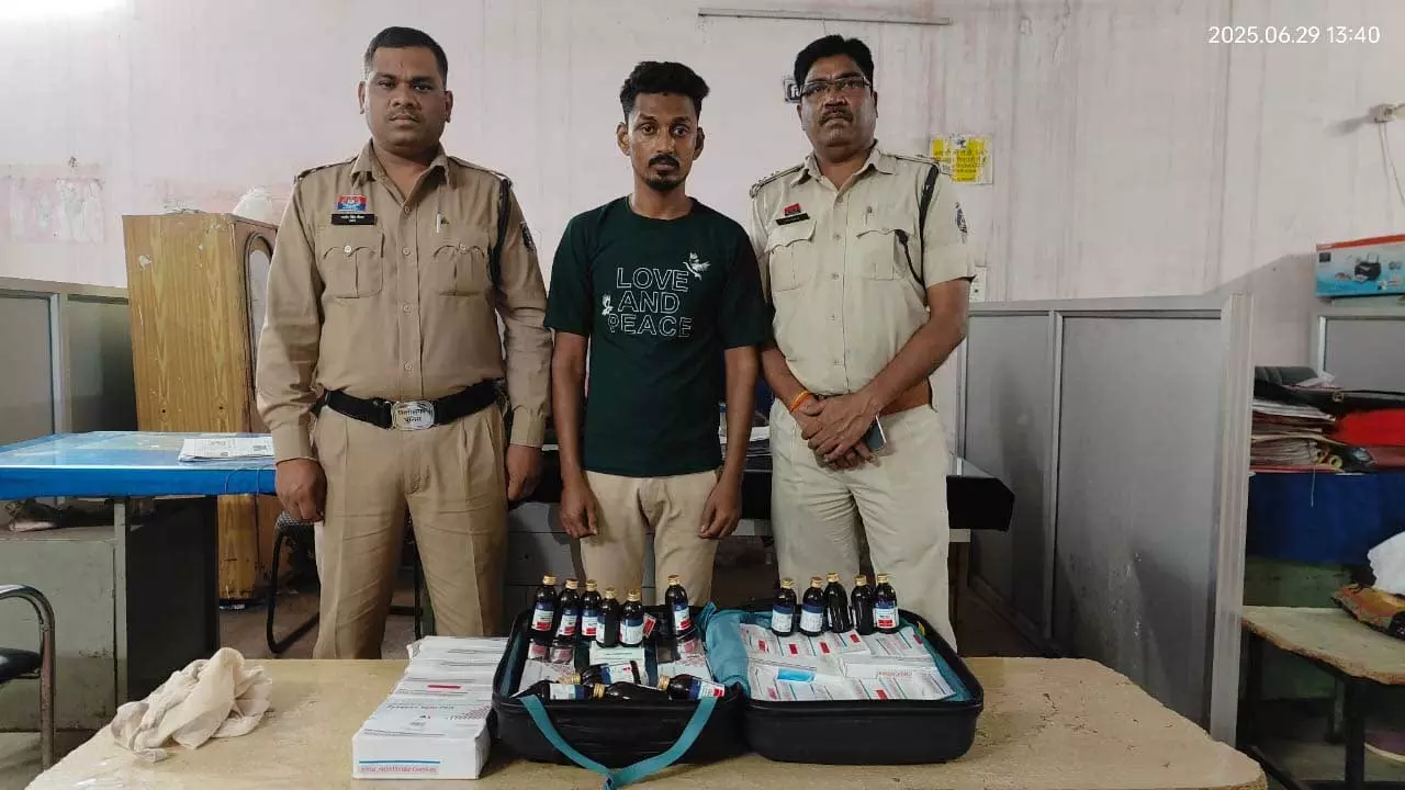 नशीली सिरप कोलकाता से लेकर रायपुर में बेचने ट्रेन से आया, तभी... नशीली सिरप कोलकाता से लेकर रायपुर में बेचने ट्रेन से आया, तभी...