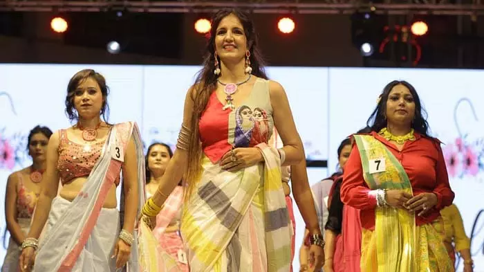 Indore : रैंप पर उतरीं दृष्टिहीन बेटियां, आत्मबल ने रौशन किया मंच Indore : रैंप पर उतरीं दृष्टिहीन बेटियां, आत्मबल ने रौशन किया मंच