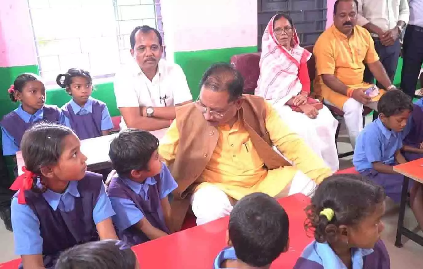 पढ़ाई ठीक से करना है न…मोबाइल ज्यादा नहीं देखना...मुख्यमंत्री साय नन्हें बच्चों के बीच बैठकर स्मार्ट क्लास-रूम से हुए रू-ब-रू पढ़ाई ठीक से करना है न…मोबाइल ज्यादा नहीं देखना...मुख्यमंत्री साय नन्हें बच्चों के बीच बैठकर स्मार्ट क्लास-रूम से हुए रू-ब-रू
