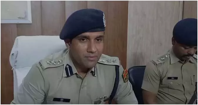 Rajasthan : दिल्ली एयरपोर्ट पर 18 वर्षीय युवती को पुलिस ने किया गिरफ्तार Rajasthan : दिल्ली एयरपोर्ट पर 18 वर्षीय युवती को पुलिस ने किया गिरफ्तार