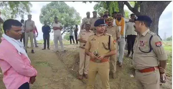 कौशांबी के खेत में दफन राज: सिर गड़े मिले दो शव, गांव में दहशत कौशांबी के खेत में दफन राज: सिर गड़े मिले दो शव, गांव में दहशत