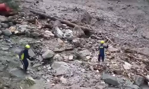यमुनोत्री मार्ग पर बादल फटा Video, निर्माणाधीन होटल में काम कर रहे 9 मजदूर लापता यमुनोत्री मार्ग पर बादल फटा Video, निर्माणाधीन होटल में काम कर रहे 9 मजदूर लापता