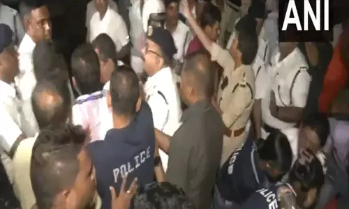 कोलकाता गैंगरेप मामले को लेकर लालबाजार में प्रदर्शन कर रहे भाजपा नेताओं को Police ने हिरासत में लिया कोलकाता गैंगरेप मामले को लेकर लालबाजार में प्रदर्शन कर रहे भाजपा नेताओं को Police ने हिरासत में लिया