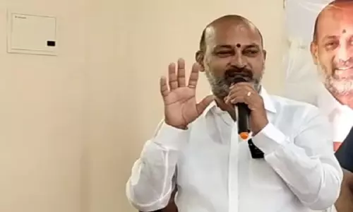 केंद्रीय मंत्री बंदी संजय ने समाचार चैनल के कार्यालय पर हमले को लेकर BRS की आलोचना की केंद्रीय मंत्री बंदी संजय ने समाचार चैनल के कार्यालय पर हमले को लेकर BRS की आलोचना की