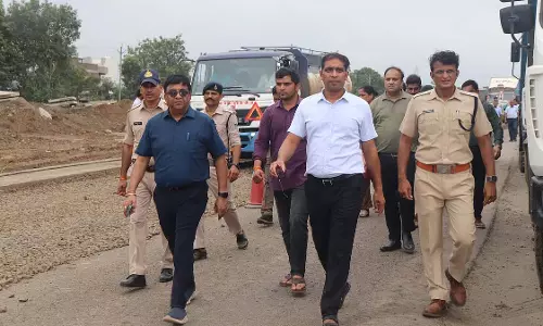 Indore : 20 घंटे तक जाम रहने के बाद भारी वाहनों का मार्ग बदला गया, सड़क की मरम्मत का काम जारी