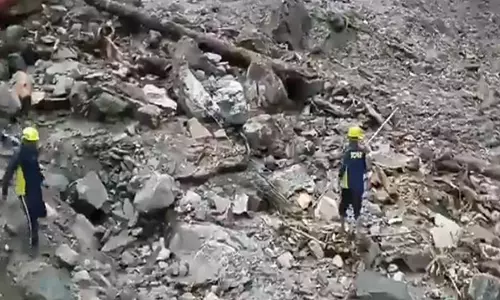 SDRF, NDRF और अन्य टीमें भूस्खलन प्रभावित सिलाई बैंड क्षेत्र में राहत और बचाव अभियान चला रही