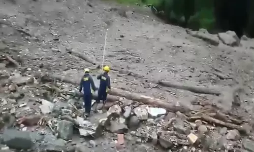 Uttarkashi में बादल फटने के बाद निर्माणाधीन होटल से 9 मजदूर लापता Uttarkashi में बादल फटने के बाद निर्माणाधीन होटल से 9 मजदूर लापता