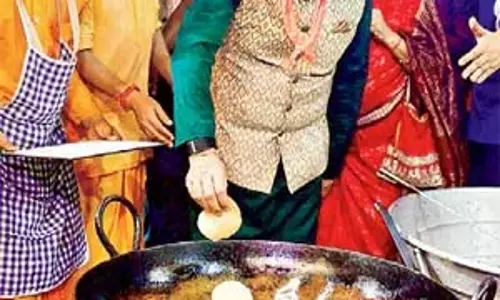 Odisha : चेयरमैन गौतम अडानी अपने परिवार के साथ पुरी आए