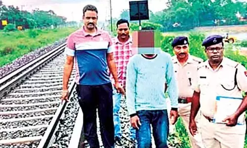 Odisha : शताब्दी एक्सप्रेस पर पथराव करने वाला व्यक्ति गिरफ्तार
