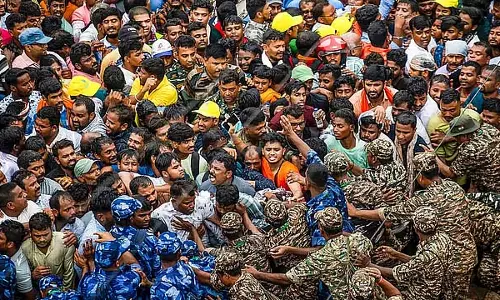 पुरी के गुंडिचा मंदिर के बाहर भगदड़: तीन की मौत, 50 से अधिक घायल पुरी के गुंडिचा मंदिर के बाहर भगदड़: तीन की मौत, 50 से अधिक घायल