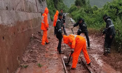 Koti-Sanwara के पास भूस्खलन के कारण कालका-शिमला ट्रेनें 3 घंटे देरी से चलीं Koti-Sanwara के पास भूस्खलन के कारण कालका-शिमला ट्रेनें 3 घंटे देरी से चलीं