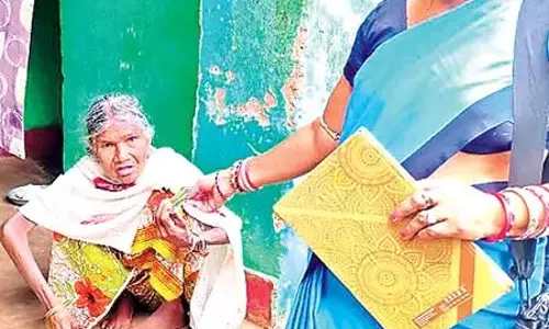 Odisha: स्वास्थ्य कार्यकर्ताओ ने डायरिया से पीड़ित मरीजों को आवश्यक दवाइया दी Odisha: स्वास्थ्य कार्यकर्ताओ ने डायरिया से पीड़ित मरीजों को आवश्यक दवाइया दी