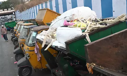 BBMP : कचरा संग्रहण कर्मचारियों ने बिना वेतन के किया विरोध प्रदर्शन