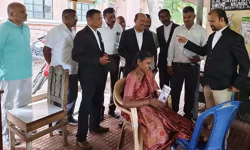 Ramnagar : जज कोर्ट के बाहर एक महिला के पास आये और उससे सवाल किये