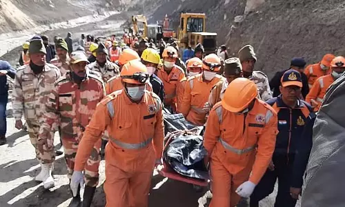 Rajasthan: पाइपलाइन खोदते समय भूस्खलन में चार लोगों की मौत, पांच के फंसे होने की आशंका Rajasthan: पाइपलाइन खोदते समय भूस्खलन में चार लोगों की मौत, पांच के फंसे होने की आशंका