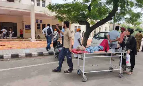 डॉक्टरों और इंटर्न के हड़ताल पर जाने से OPD सेवाएं प्रभावित डॉक्टरों और इंटर्न के हड़ताल पर जाने से OPD सेवाएं प्रभावित