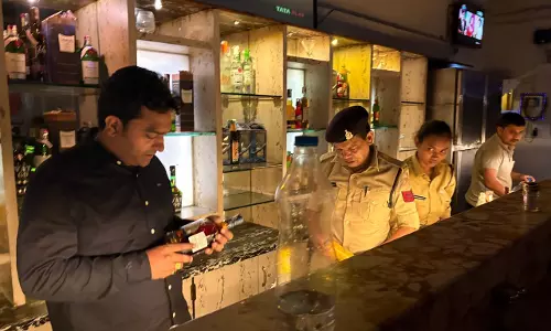 कोर्टयार्ड मैरिएट होटल बार में रायपुर पुलिस की रेड कोर्टयार्ड मैरिएट होटल बार में रायपुर पुलिस की रेड