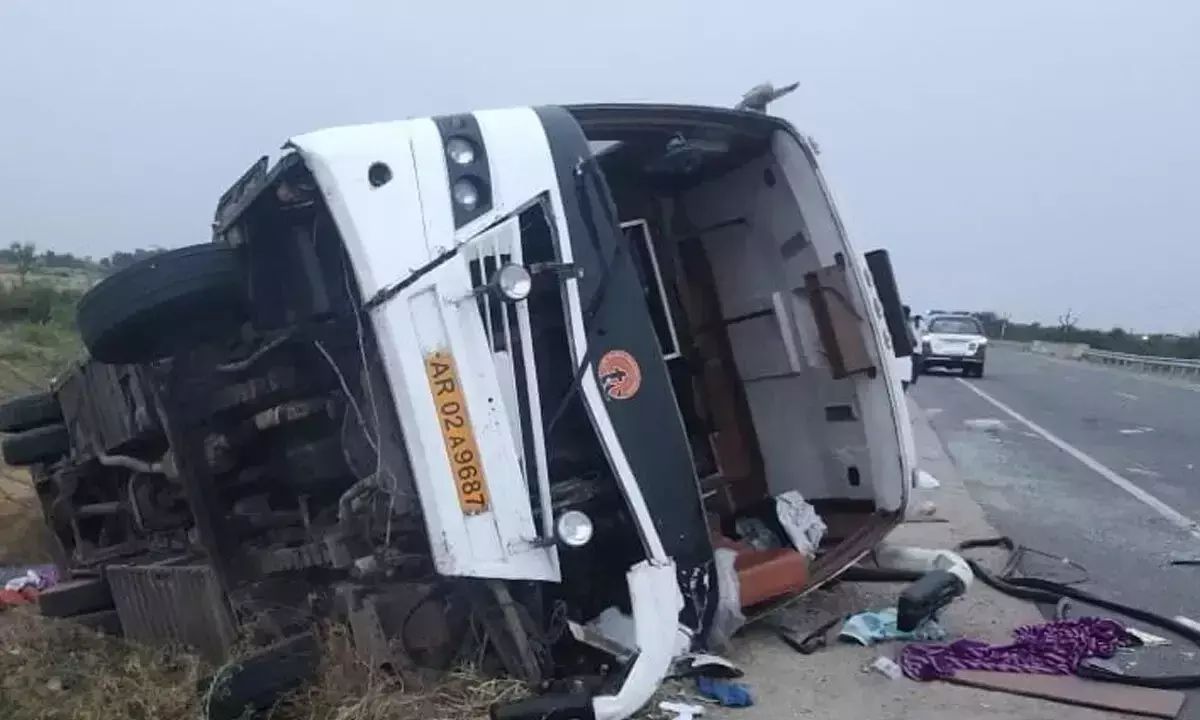 Adilabad के गुडीहाटनूर के पास निजी बस पलटी, 25 घायल Adilabad के गुडीहाटनूर के पास निजी बस पलटी, 25 घायल