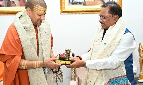 CM विष्णुदेव साय से निरंजन पीठाधीश्वर महामंडलेश्वर डॉ. स्वामी कैलाशनंद गिरी महाराज ने की भेंट CM विष्णुदेव साय से निरंजन पीठाधीश्वर महामंडलेश्वर डॉ. स्वामी कैलाशनंद गिरी महाराज ने की भेंट
